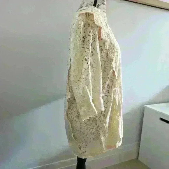 AMAZON | Women's Ivory Lace Floral Short Sleeved V-Neck Blouse - Picture 3 of 5